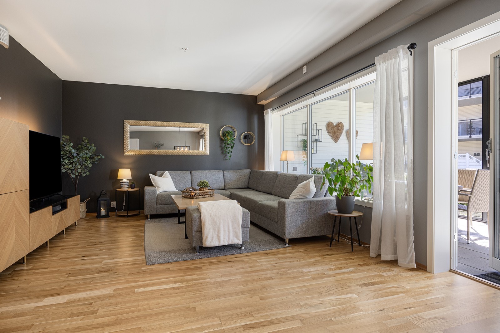 Leiligheten har utgang fra stuen til en syd/vestvendt innglasset terrasse. Galleribilde