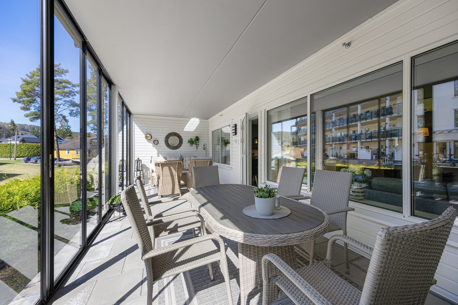 Syd/vestvendt innglasset terrasse målt til ca. 28 kvm. Galleribilde