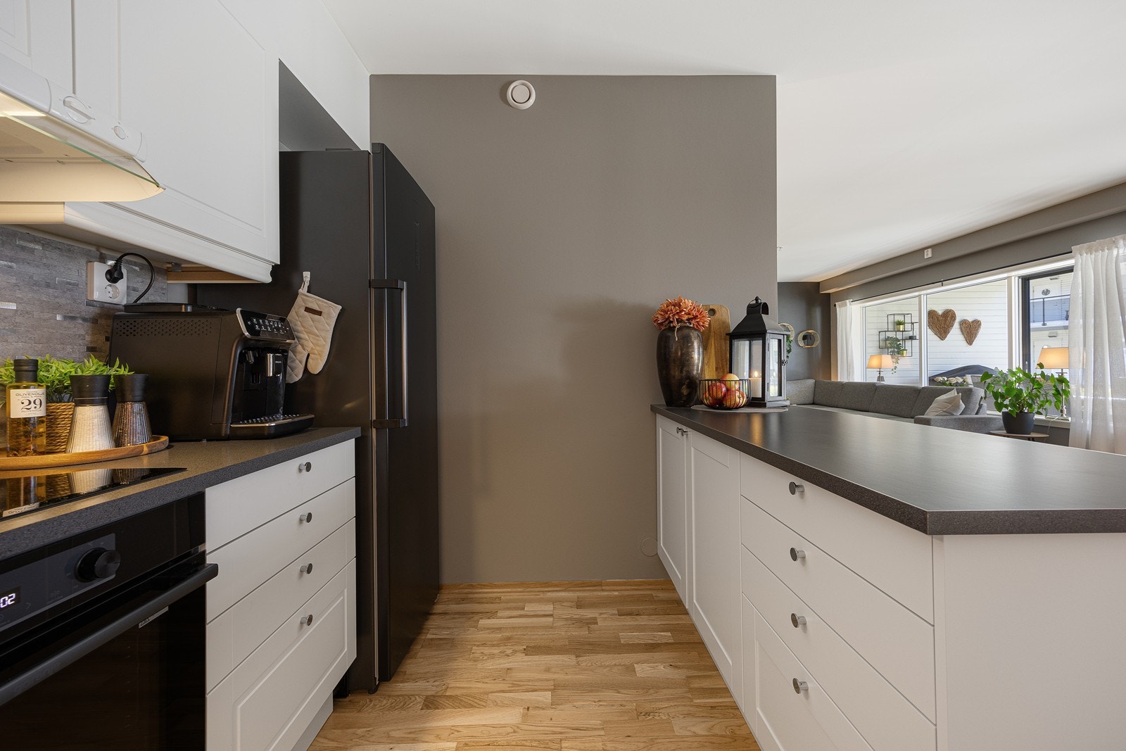 Kjøkkenet utstyrt med integrert stekeovn og induksjonstopp, samt ventilator, komfyrvakt og opplegg for oppvaskmaskin. Galleribilde