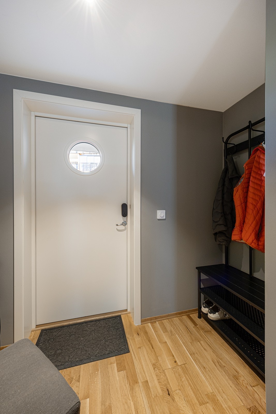 I entreen er det god plass til å henge fra seg yttertøy og utesko. Galleribilde