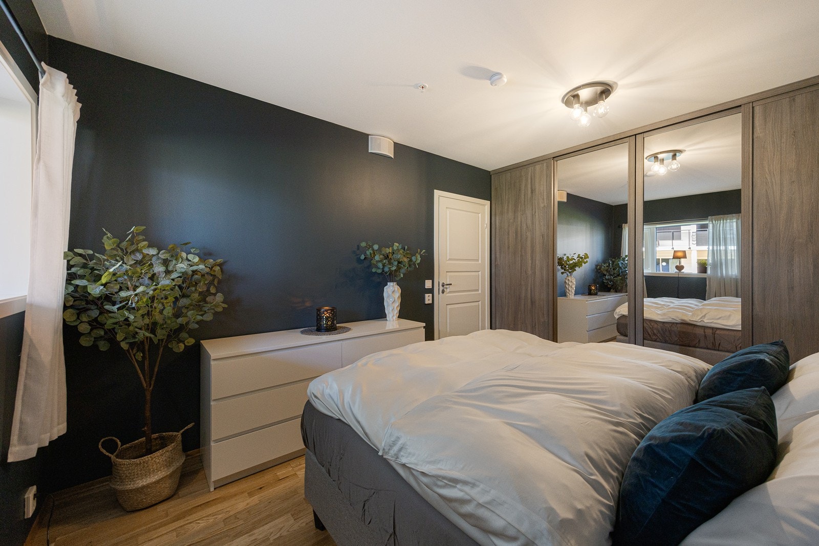 På hovedsoverommet er det en romslig, plassbygd skyvedørsgarderobe. Galleribilde