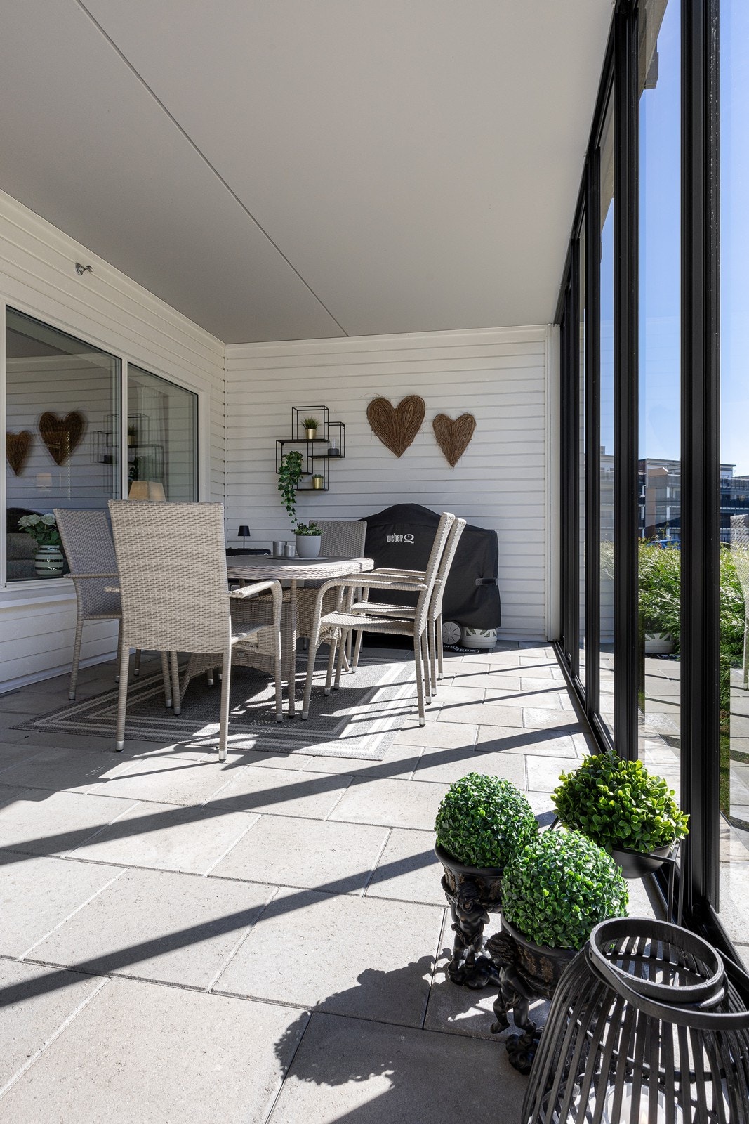 Terrassen er utstyrt med overbygg, utebelysning og stikkontakt for å gi ekstra funksjonalitet og komfort. Galleribilde