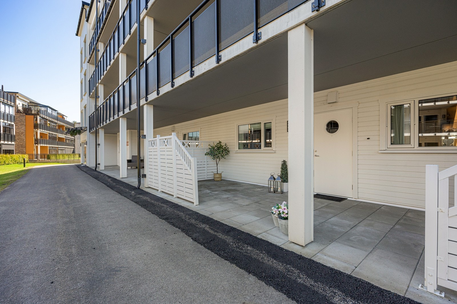 Ved inngangspartiet mot nord/øst finnes en overbygget terrasse målt til ca. 25 kvm. Galleribilde