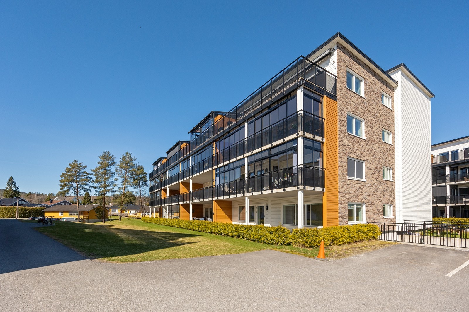 Det er umiddelbar nærhet til kjøpesenter og busstopp, samt kort vei til idrettsanlegg og populære turområder. Galleribilde