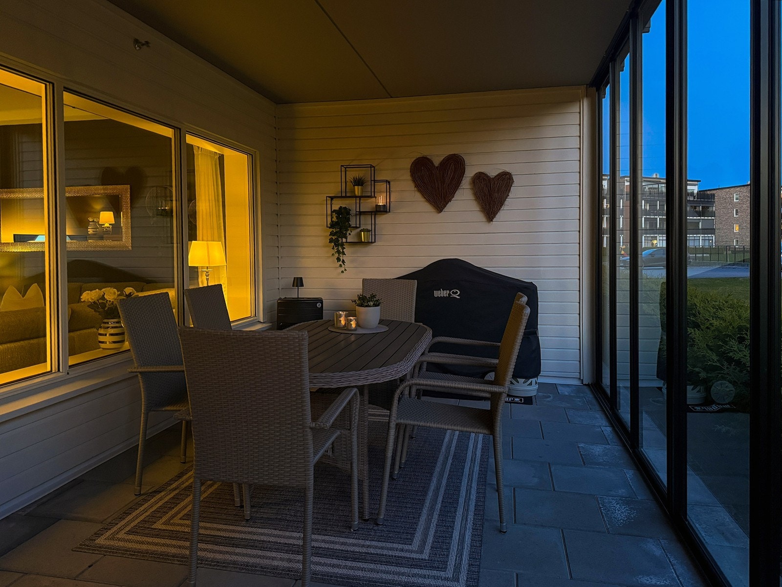 Lun og koselig innglasset terrasse. Galleribilde