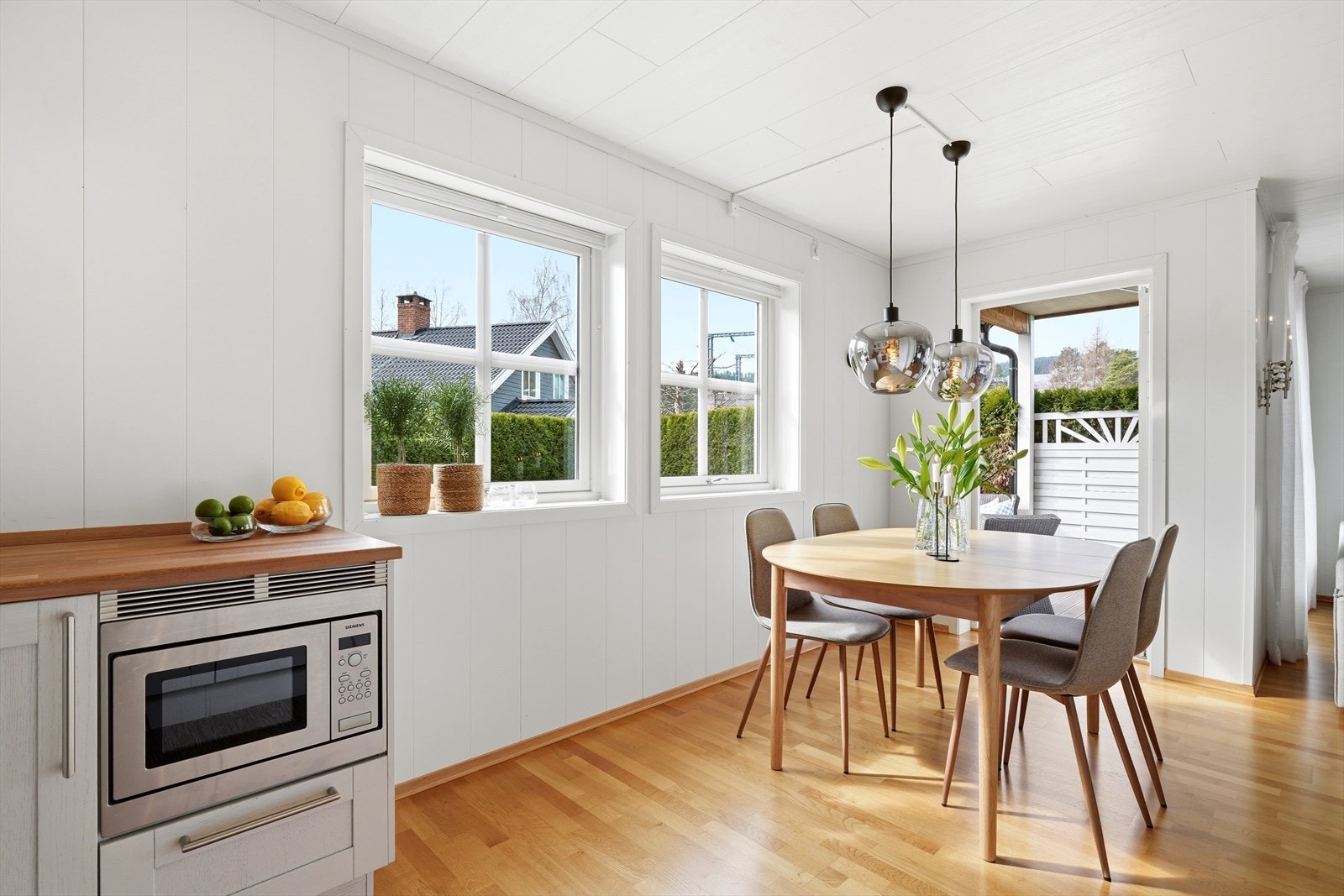 Det er utgang til delvis overbygget terrasse samt skjermet hage. Galleribilde