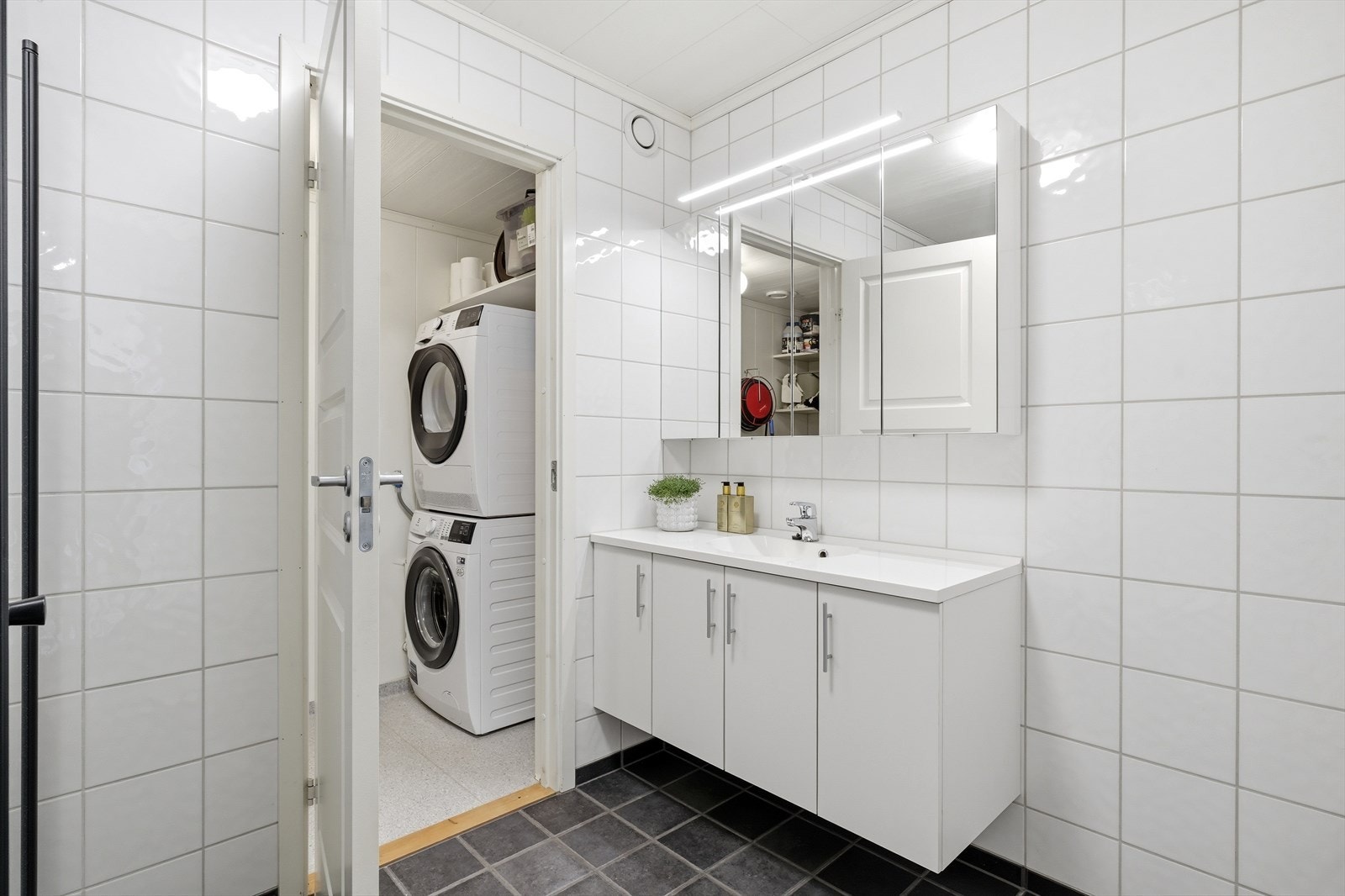 Innenfor badet er det vaskerom/teknisk rom. Dette rommet har vinylbelegg på gulv og panelplater på veggene. Her er det opplegg og plass til vaskemaskin og tørketrommel. Galleribilde