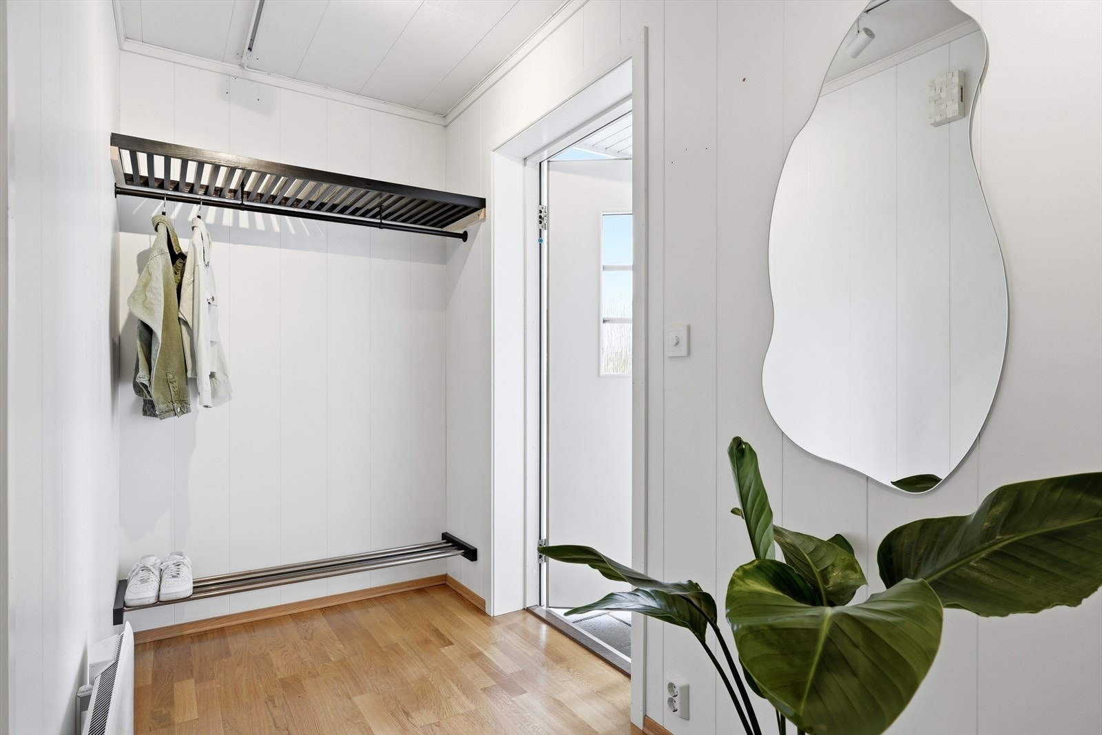 Leiligheten har en romslig entré/gang hvor det er god plass til å henge fra seg yttertøy. Galleribilde