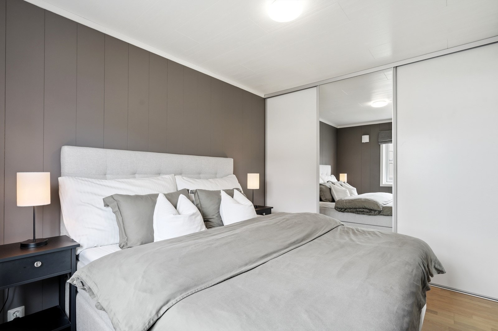 Leiligheten har to soverom. På hovedsoverommet er det god plass til dobbeltseng og nattbord på hver side. Det er stor skyvedørsgarderobe på hele den ene veggen. Galleribilde