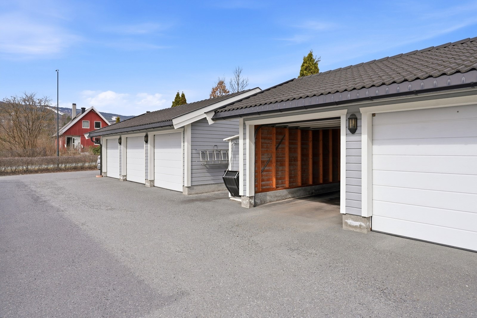 Det følger også egen garasje med elbil-lader i felles garasjerekke. Galleribilde