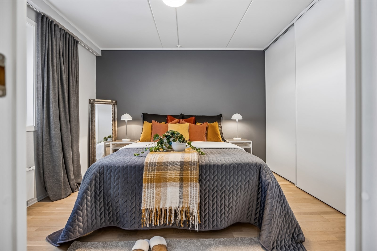 Hovedsoverommet har god plass til dobbeltseng og har en romslig skyvedørsgarderobe. Galleribilde