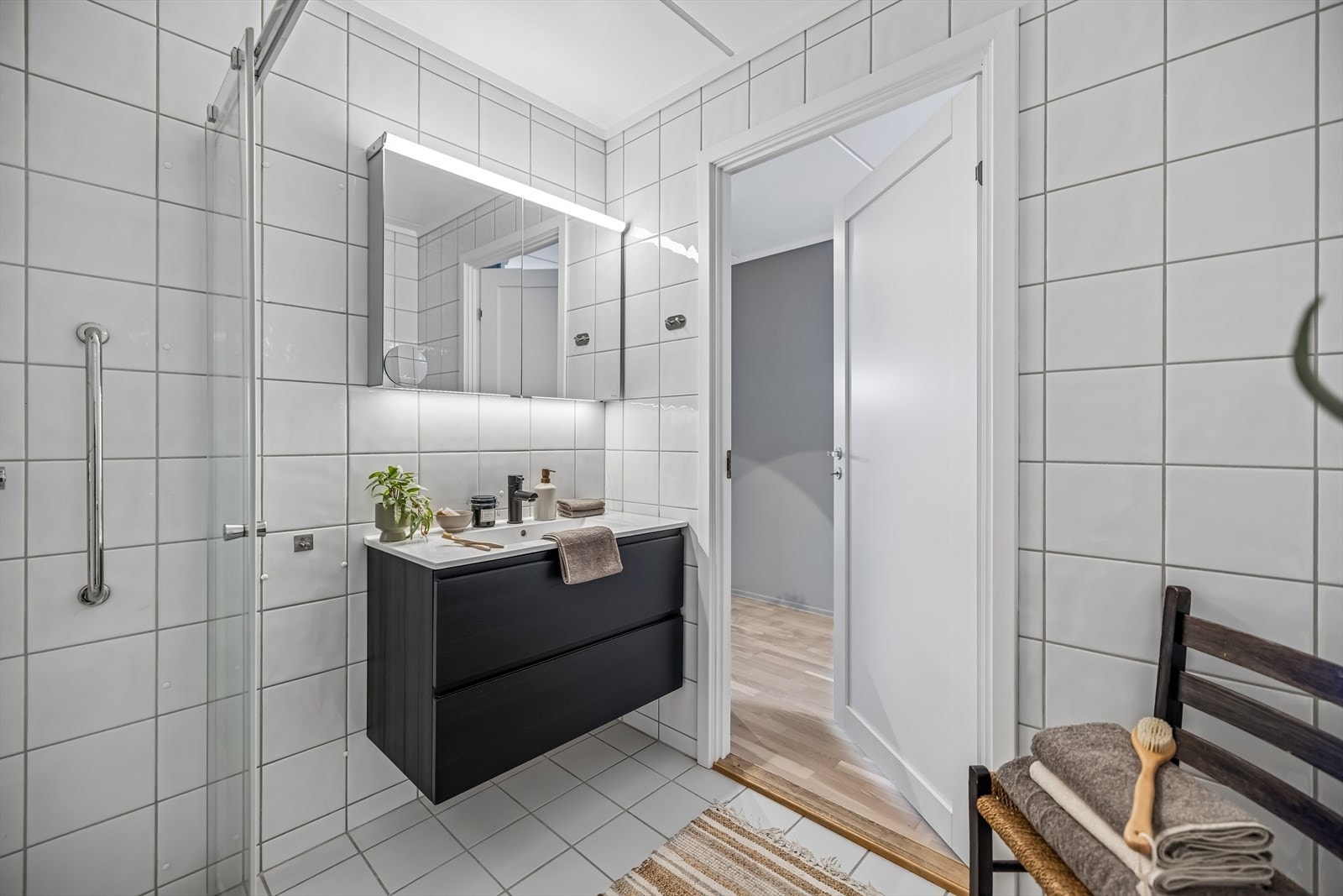 Det er opplegg for vaskemaskin på badet. Galleribilde