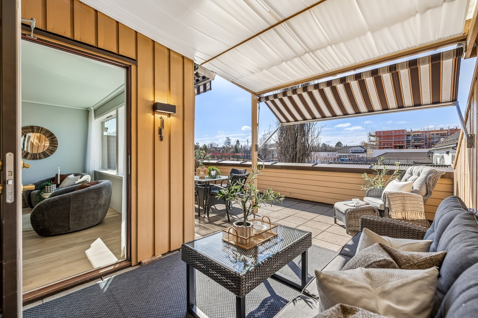 Fra stuen er det utgang til en vestvendt og delvis overbygd balkong på hele 28 m². Her er det god plass til flere sittegrupper. Galleribilde