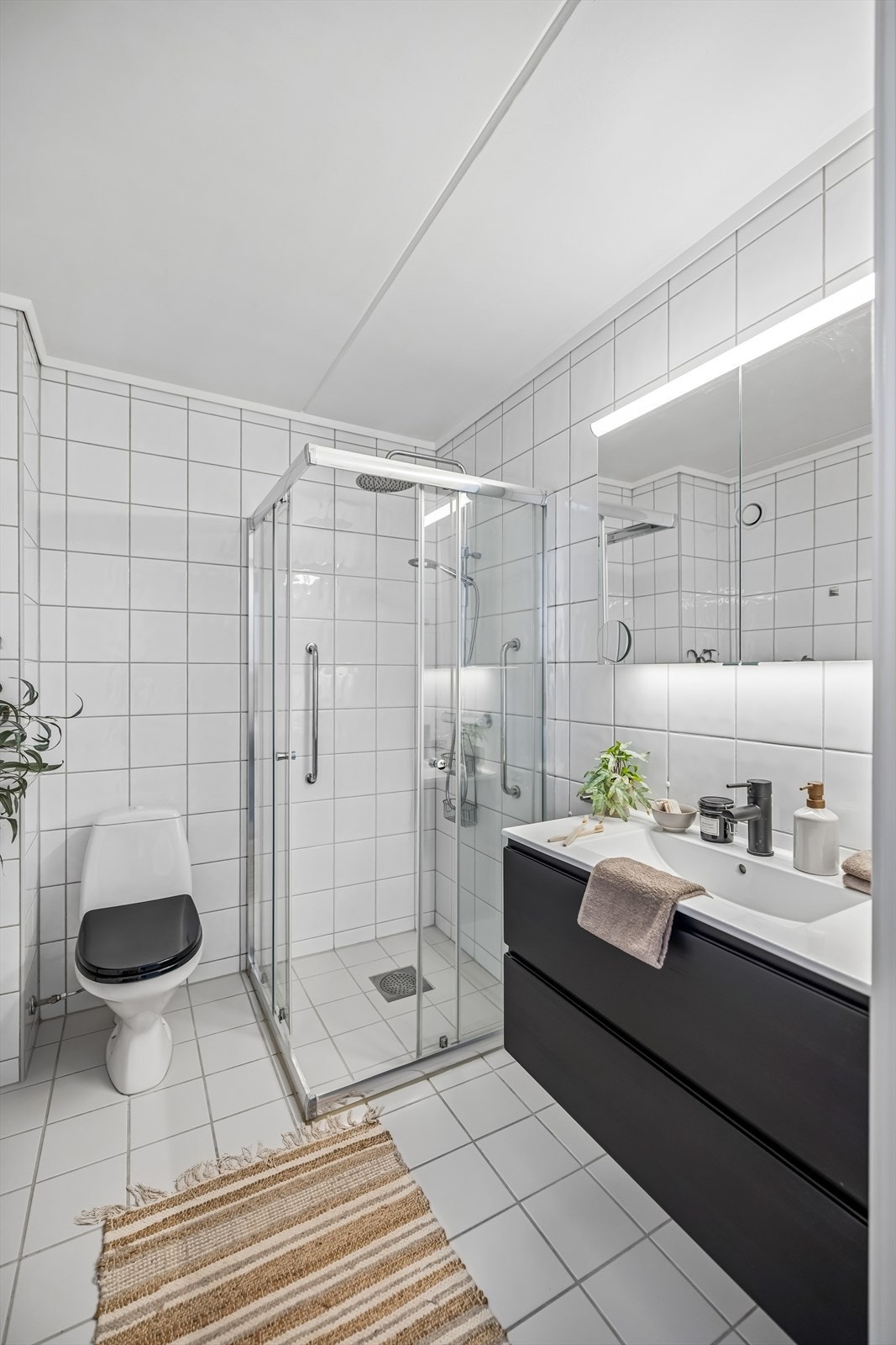 Badet har elektriske varmekabler i gulvet. Baderomsinnredningen og dusjarmaturet ble fornyet i nyere tid. Galleribilde