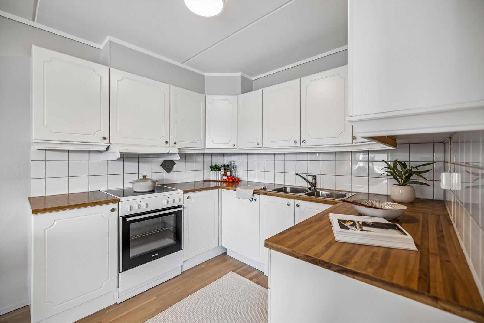Kjøkkeninnredning fra byggeåret med profilerte fronter og laminert benkeplate. Det er opplegg for oppvaskmaskin. Galleribilde