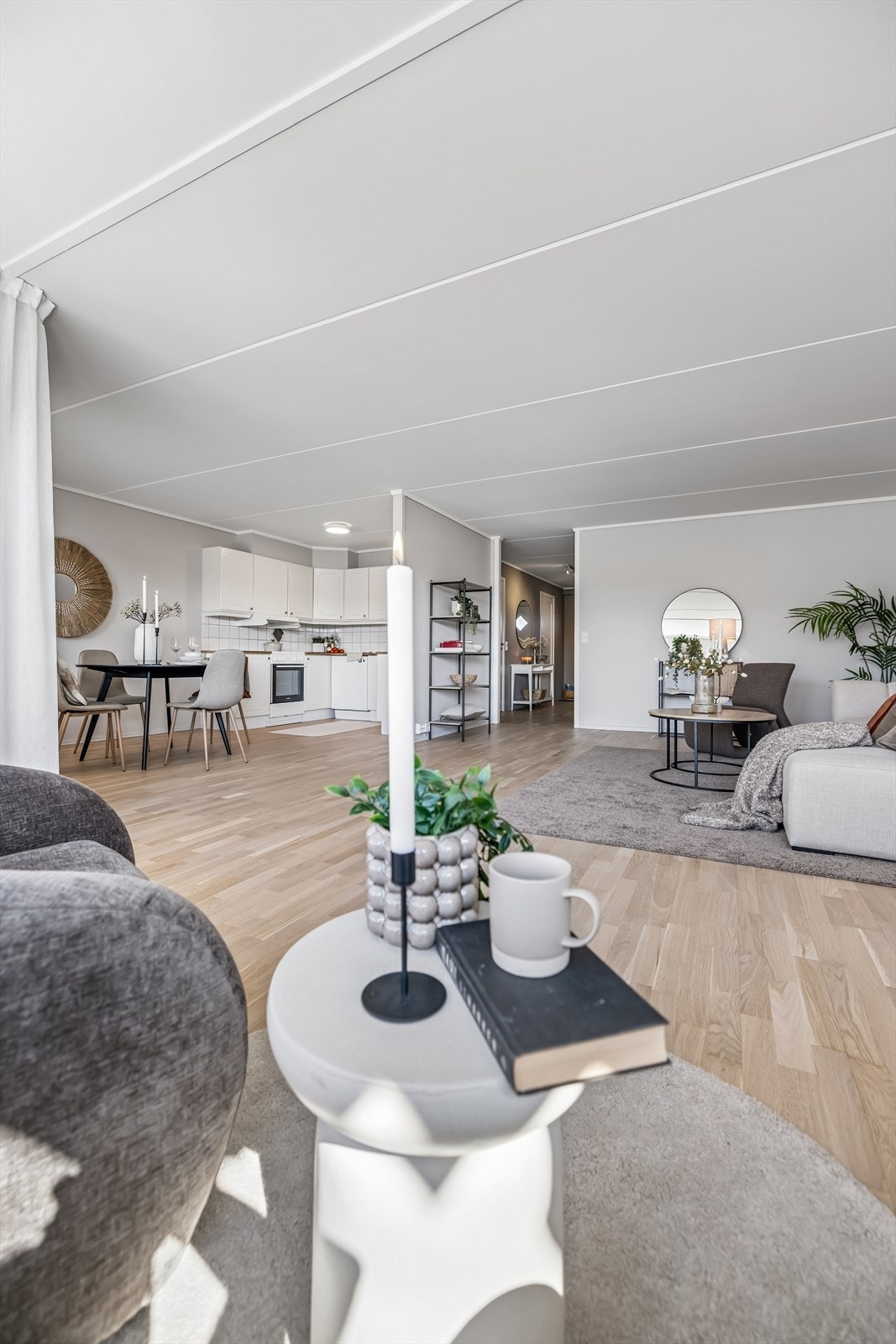 Den gjennomgående planløsningen gir en god romfølelse og fleksible møbleringsmuligheter. Galleribilde