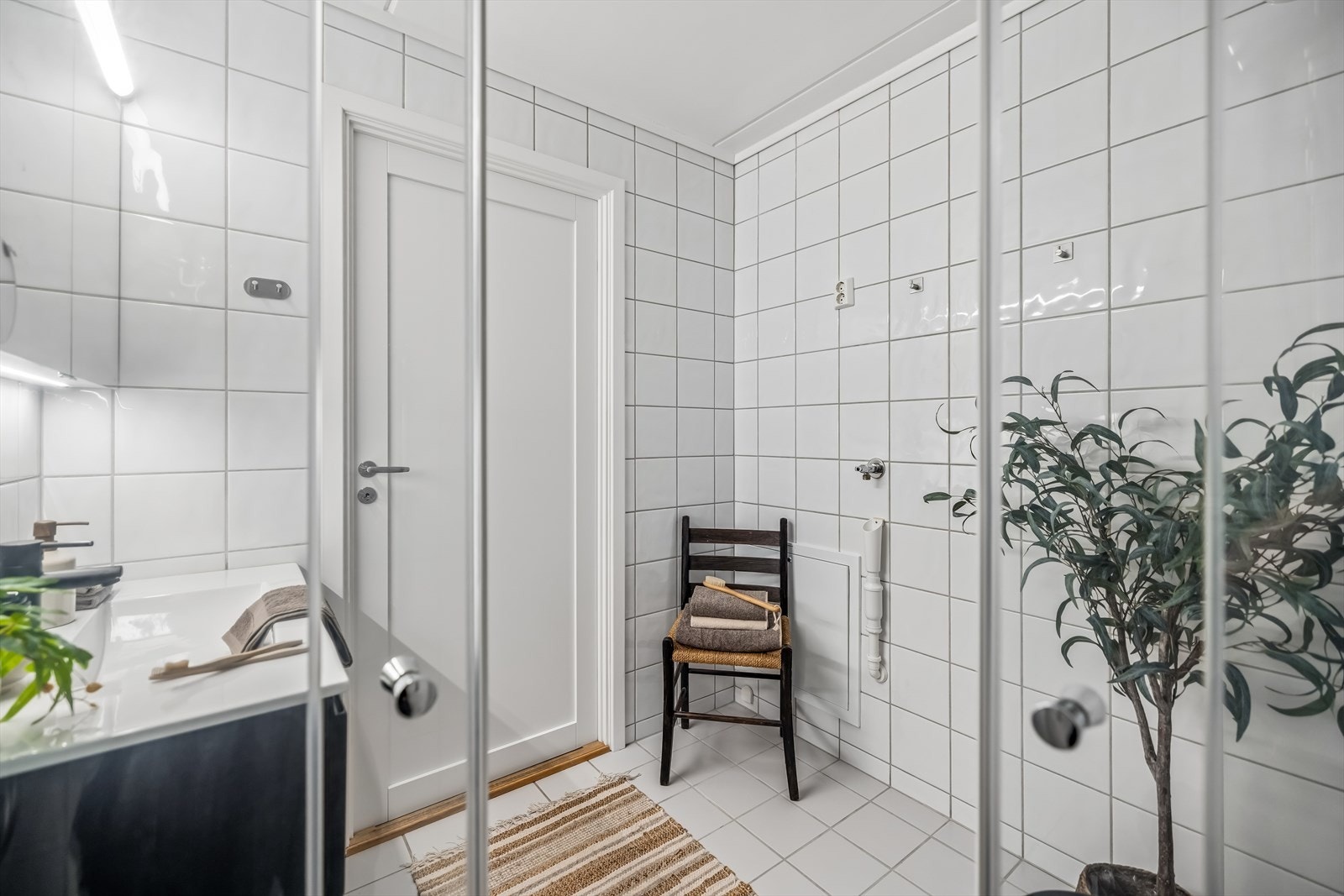 Fordelerskap for rør-i-rør-systemet er plassert på badet, sammen med stoppekran og vannmåler. Galleribilde