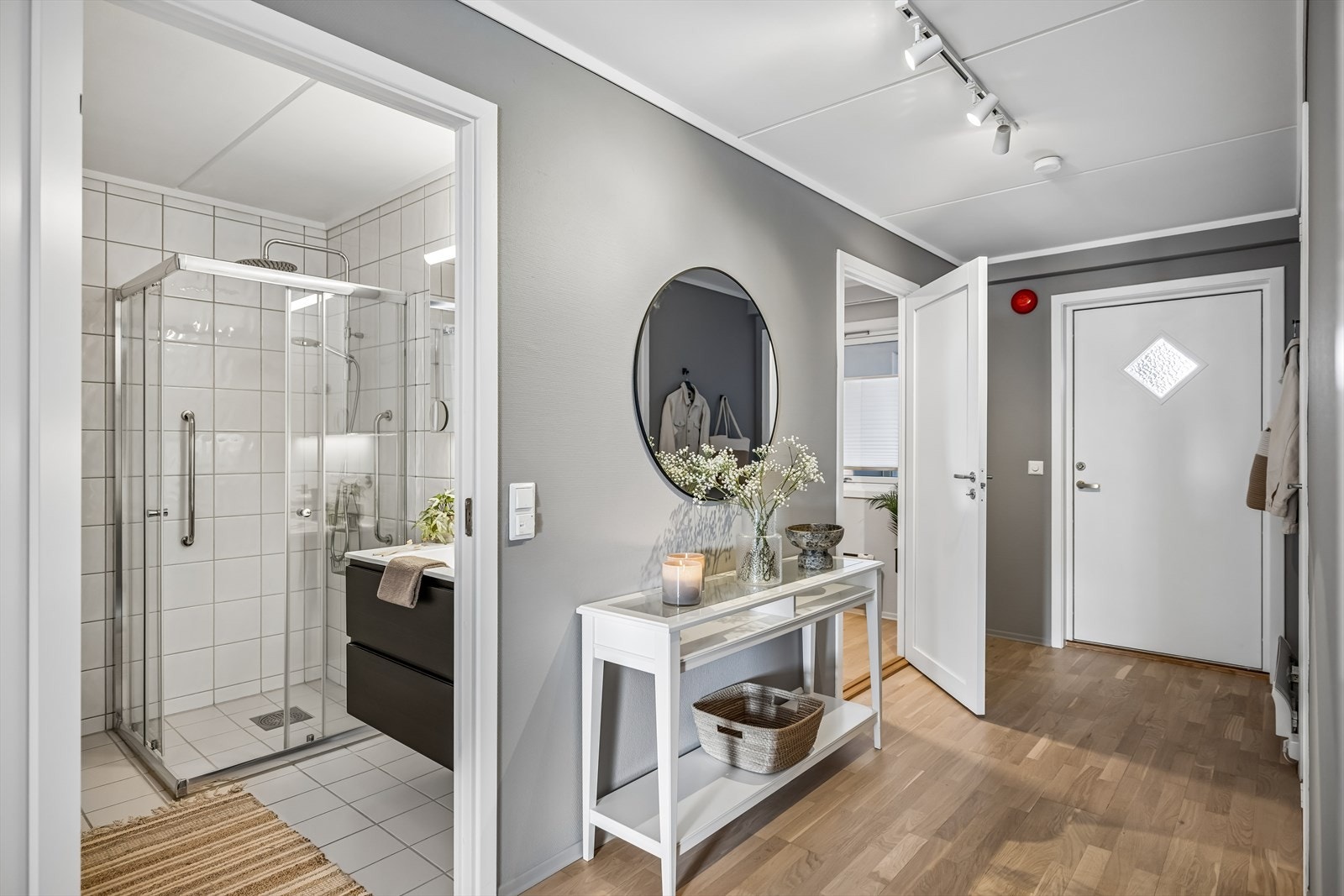 Fra gangen er det direkte tilgang til badet. Sikringsskapet med automatsikringer er plassert i entréen. Galleribilde