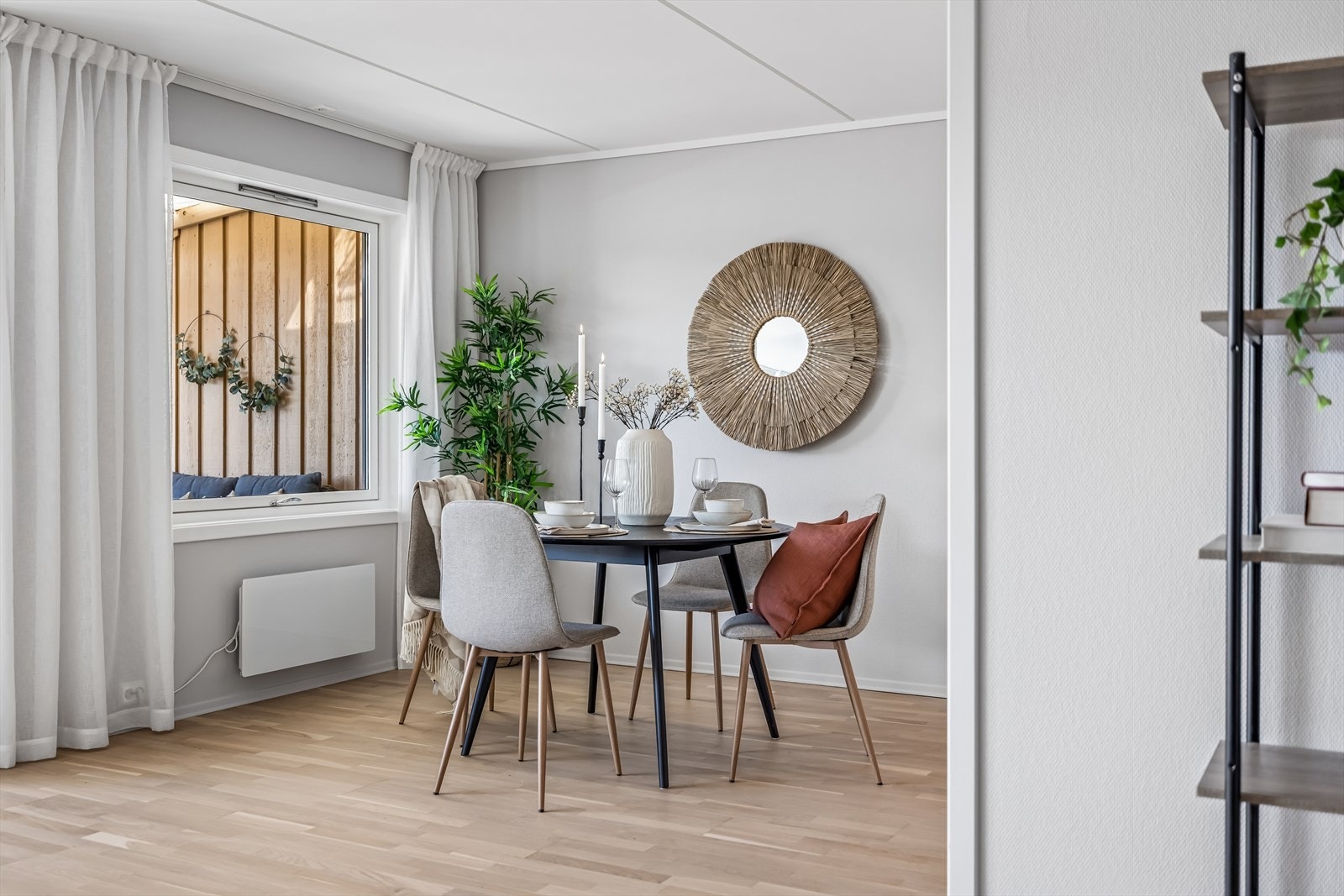 Spisestuen er en naturlig del av oppholdsrommet og den åpne kjøkkenløsningen. Galleribilde