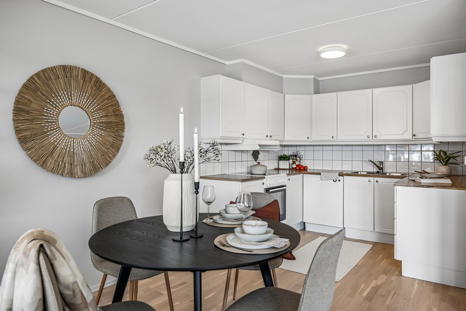 Kjøkken med god skap og benkeplass. Galleribilde