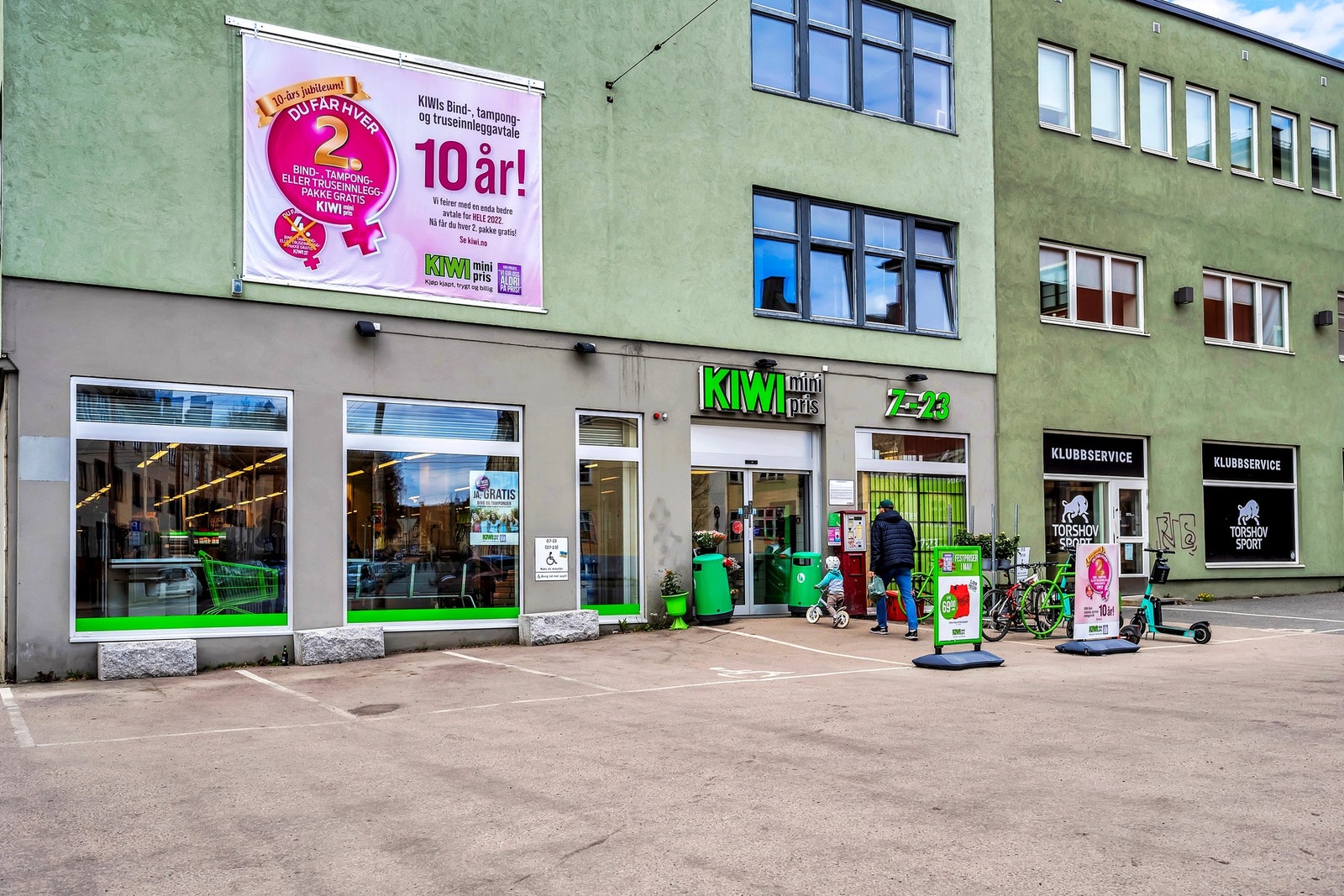 Dagligvarehandelen gjøres enkelt på Kiwi i samme bygg. Galleribilde