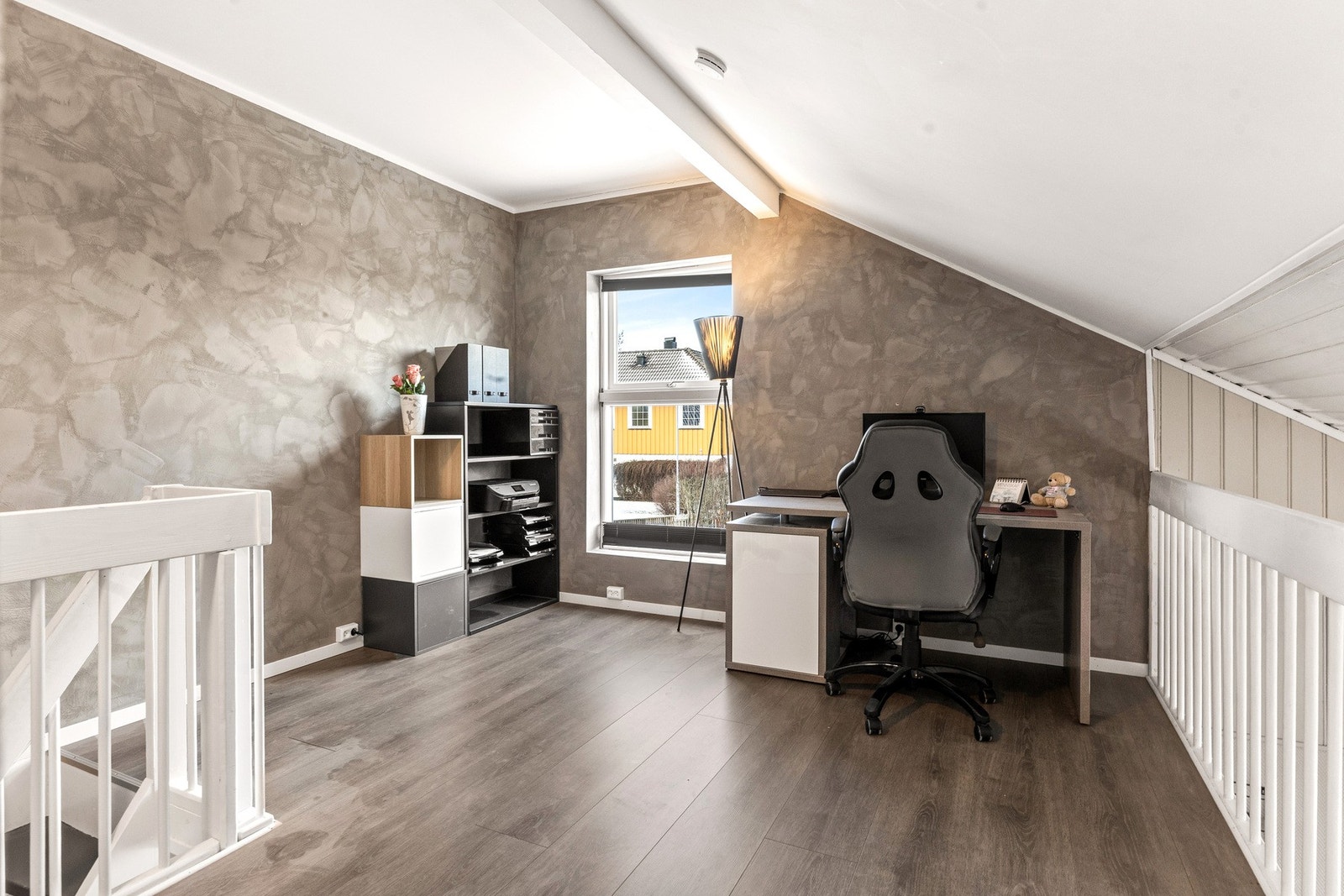 Loftsetasjen inneholder pr. i dag soverom og kontor/hems. Galleribilde