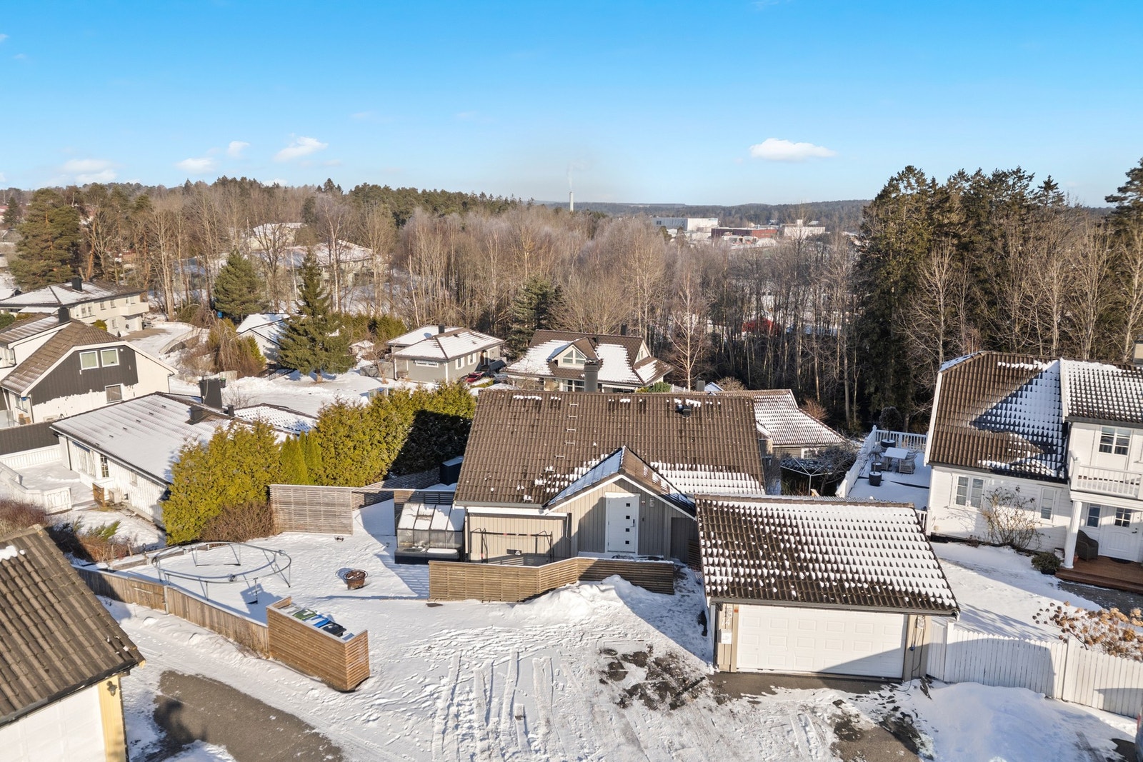 Det opplyses at deler av garasjen er oppført utenfor eiendommens tomtegrense, på areal hvor Rygge Tomteselskap AS står som hjemmelshaver. Galleribilde