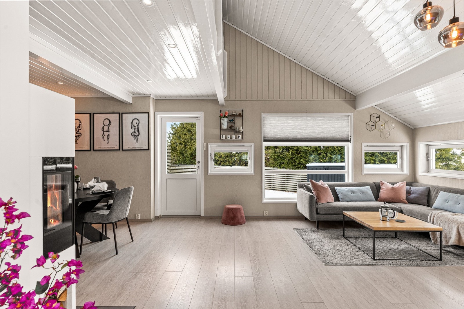 Flere rom har skråhimling, god takhøyde og store vindusflater som gir en lys og åpen romfølelse. Galleribilde