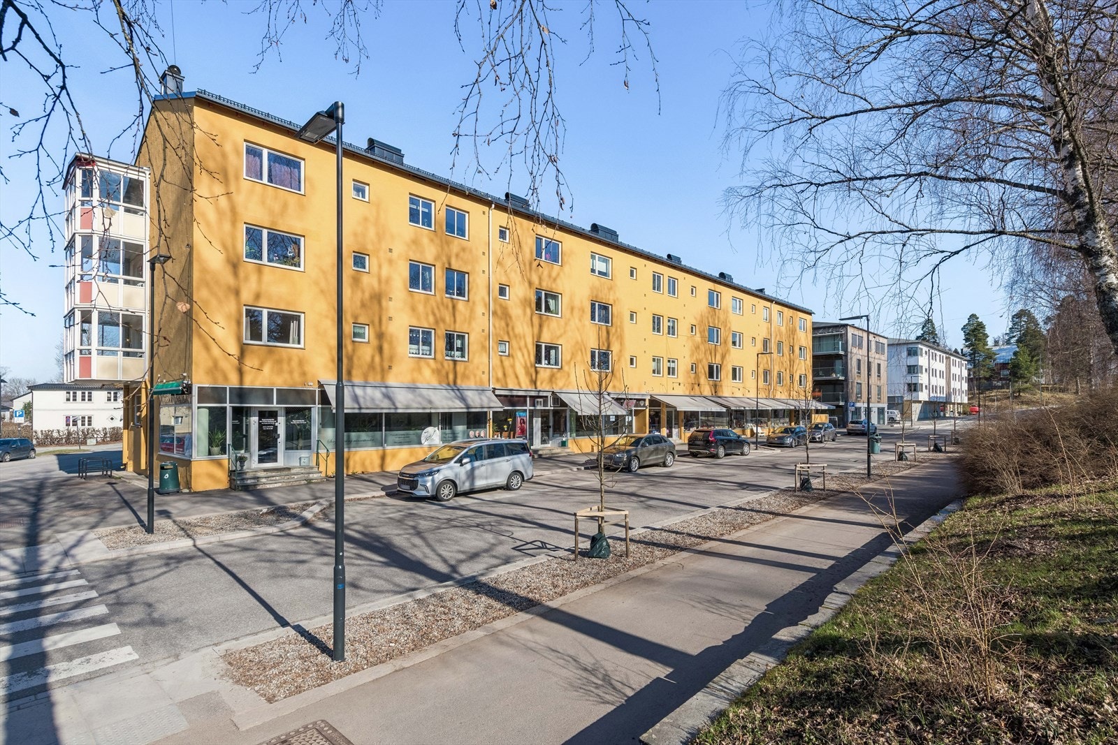 Leiligheten ligger i 3. etasje i dette leilighetsbygget midt i Kongsvinger sentrum. Galleribilde