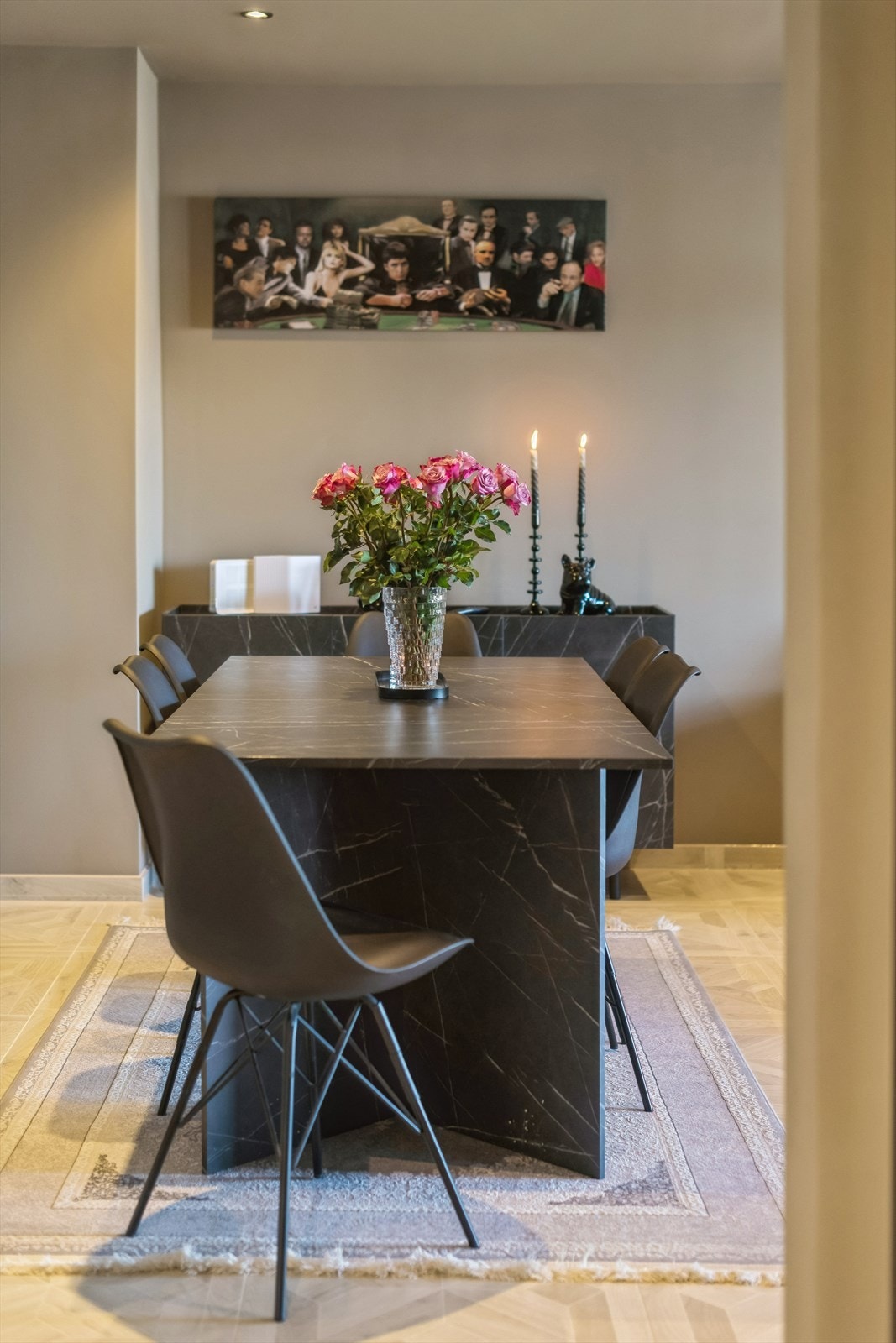 Det er åpnet inn til stuen. Galleribilde