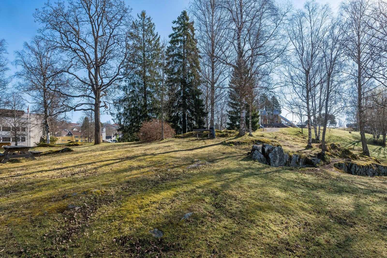 Detter er en super mulighet for deg som ønsker å bo sentralt, med gangavstand til det meste. Rett over vegen ligger Byparken med bla. lekeparken "Barnas festning" Galleribilde