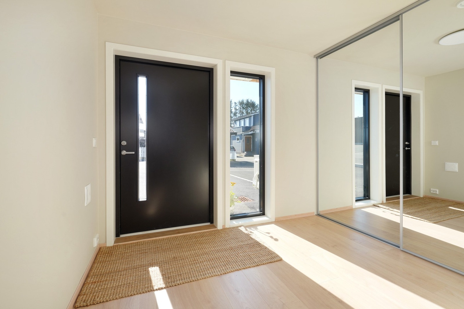 Romslig gang med speilsatt skyvedørsgarderobe Galleribilde