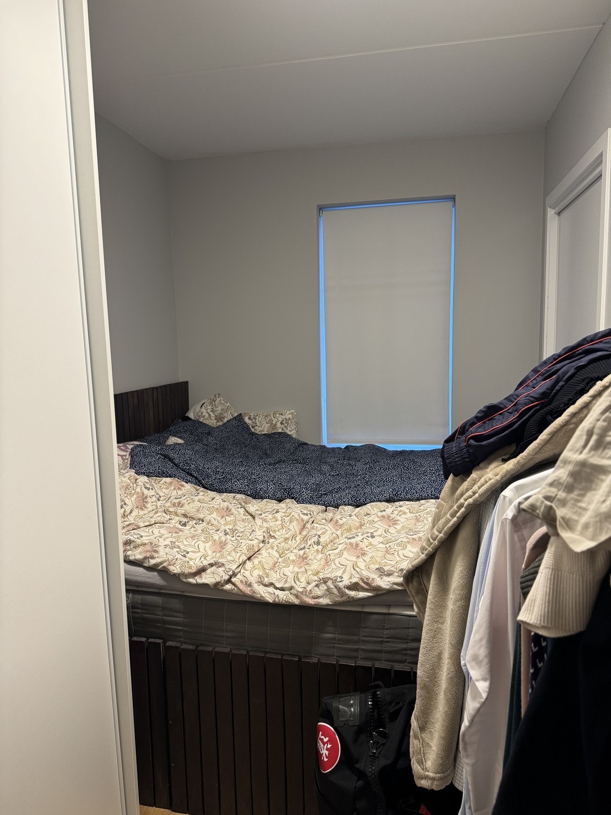 Soverom med skyvedørsgarderobe og seng med god lagringsplass Galleribilde