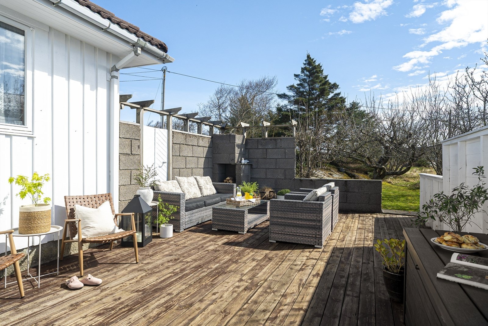Boligen har en stor terrasse mot sørøst med god plass til ønsket utemøblement (ikke omsøkt/godkjent) Galleribilde