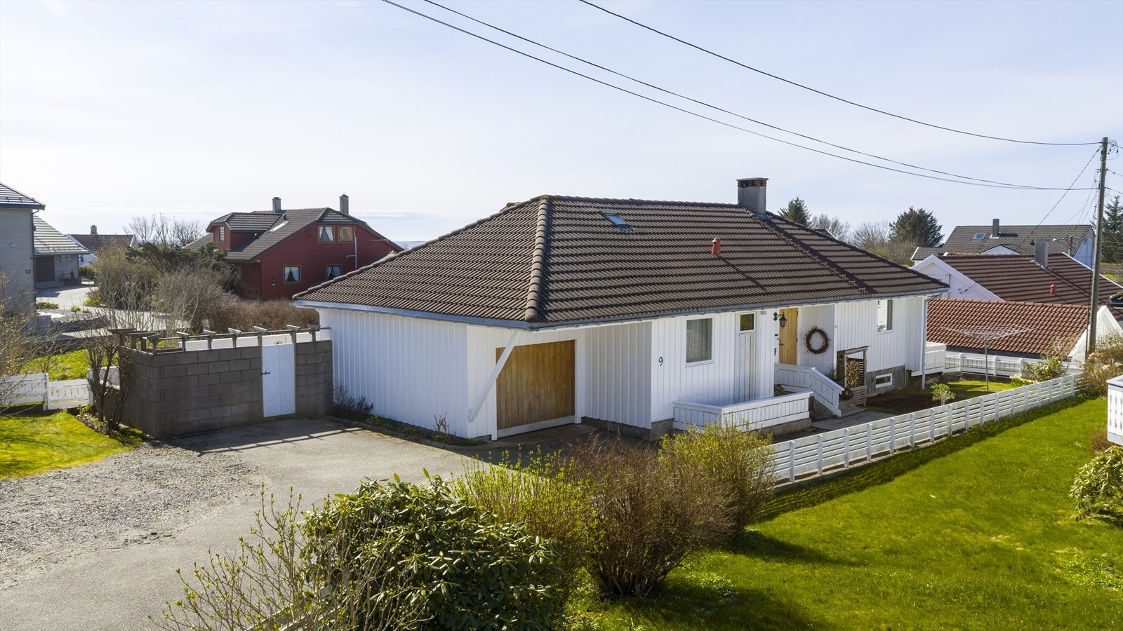 Det er også garasje i tilknytning til boligen - her er det montert ny elbillader i 2021 Galleribilde