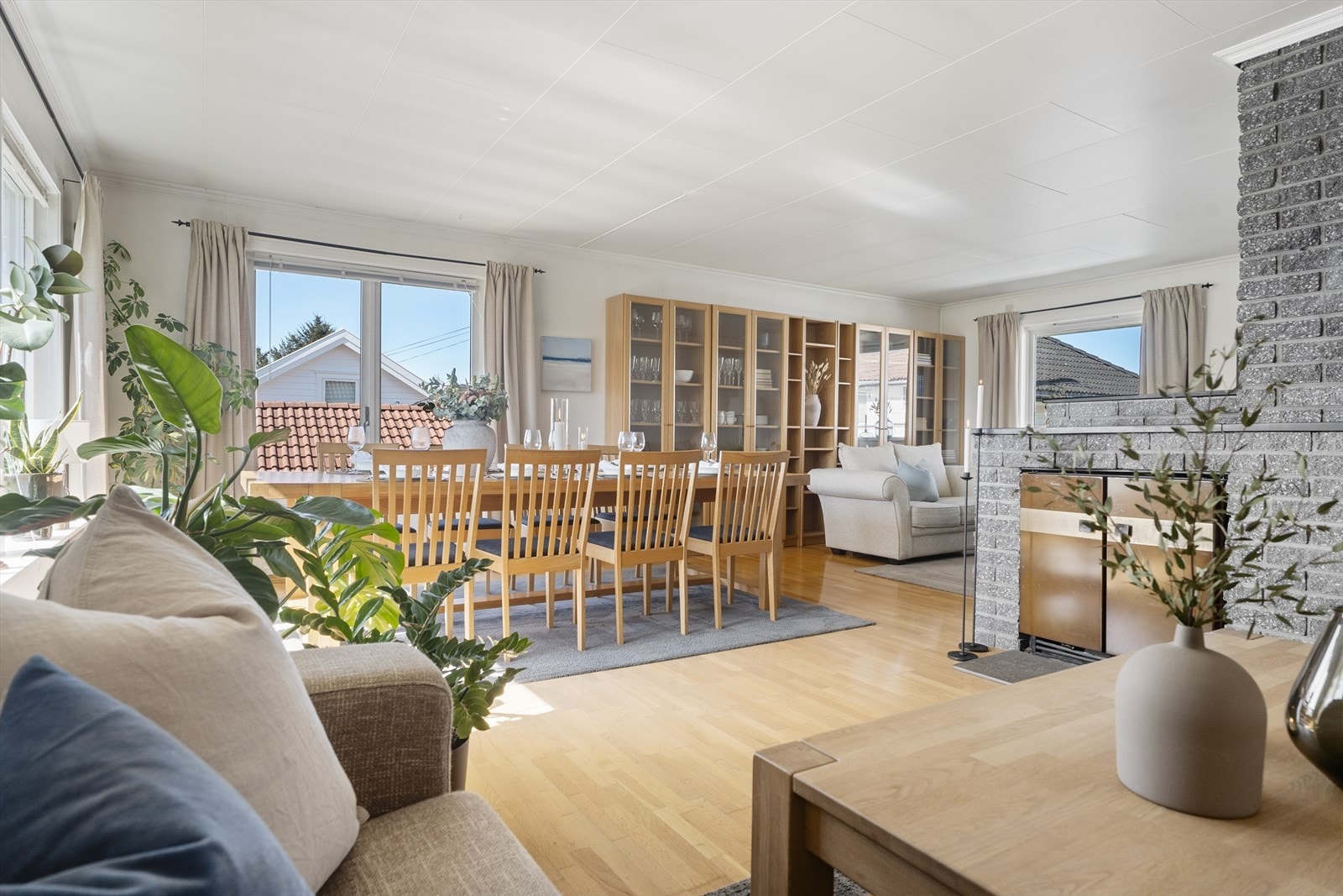 Her får du en lys og luftig stue med god plass til sofagruppe og spisebord Galleribilde