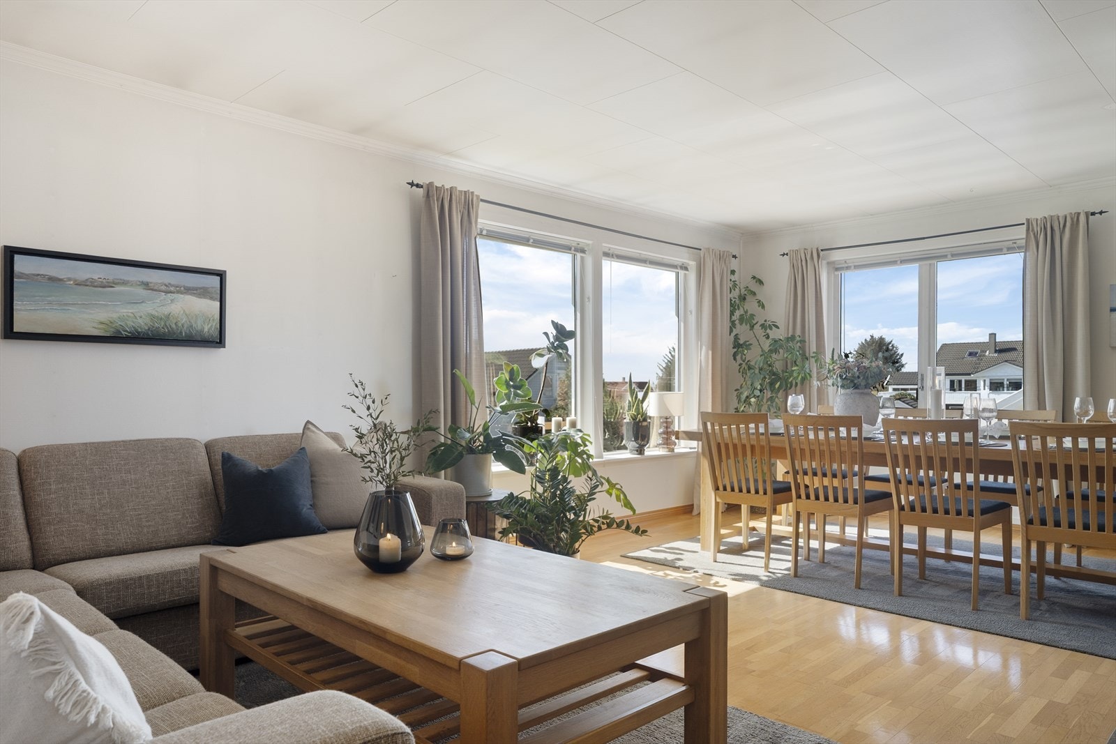 Boligen er gjennomgående holdt i lyse og lette fargevalg på overflatene Galleribilde