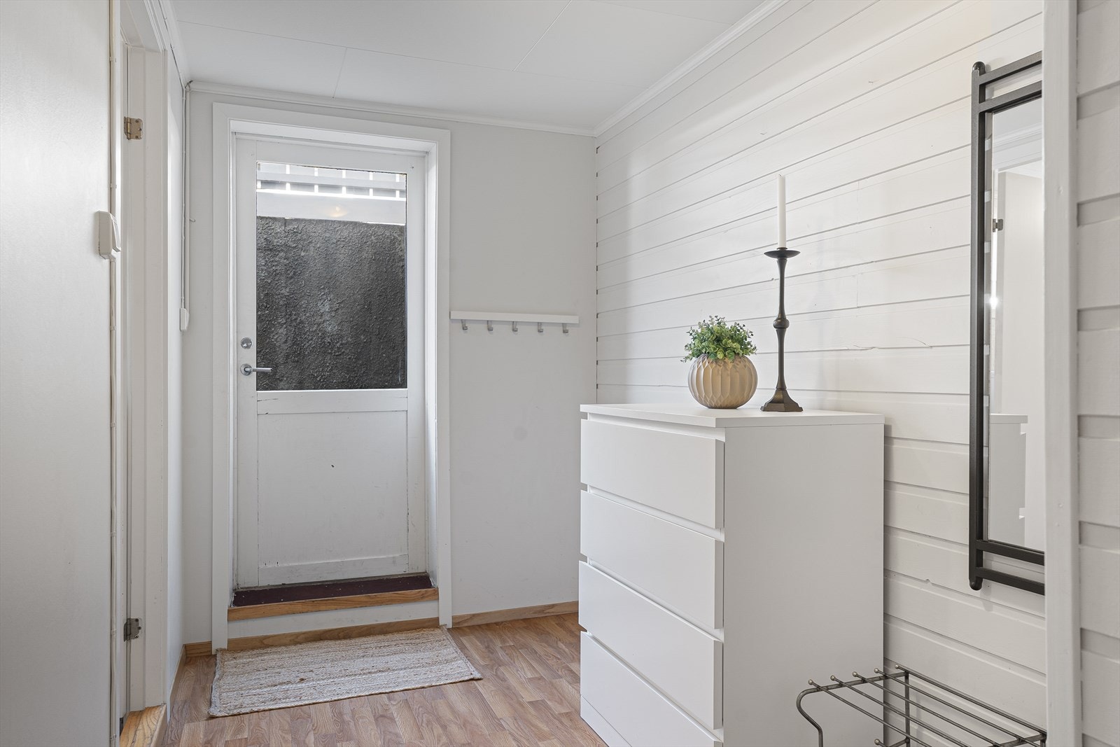 I boligens kjeller det det en godkjent leilighet som består av gang, mellomgang, stue, kjøkken, to soverom, bad og vaskerom Galleribilde