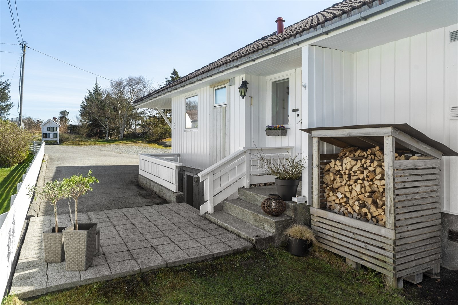 Boligen har et pent og lettstelt inngangsparti Galleribilde