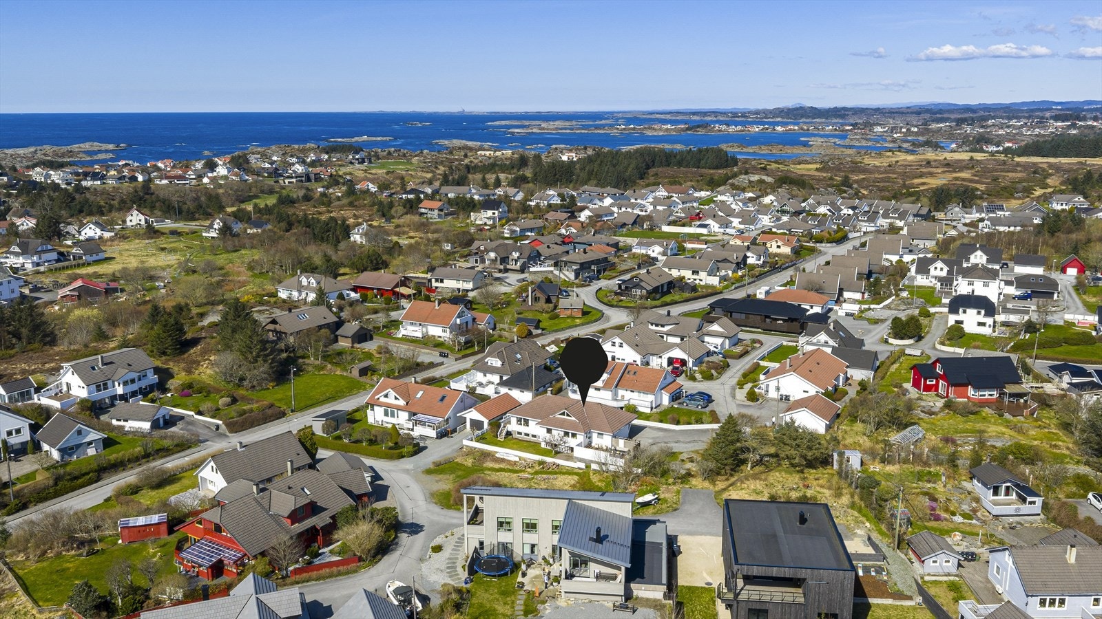 Eiendommen har en attraktiv beliggenhet i et populært og barnevennlig område i Sævelandsvik Galleribilde