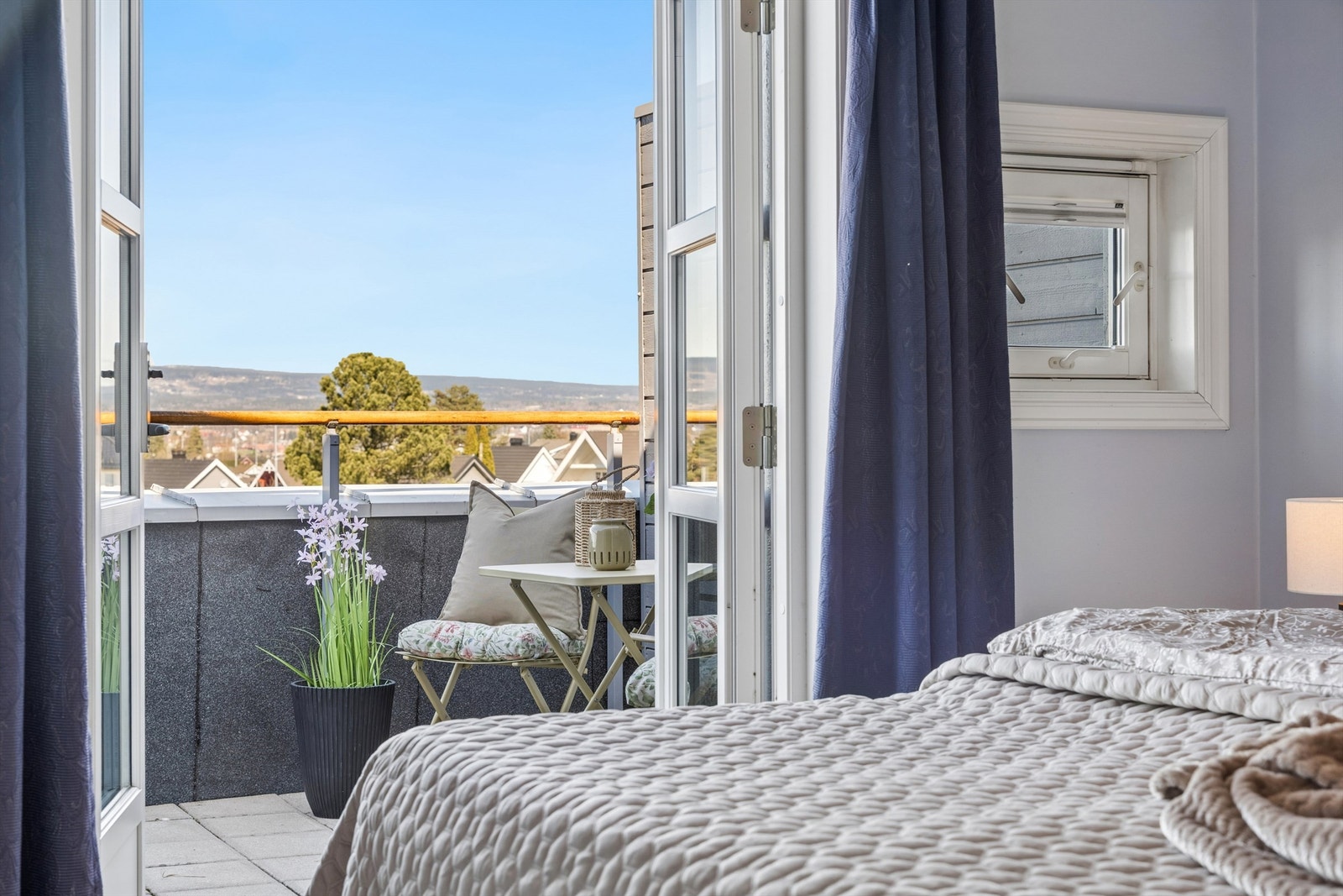 Plass til sittegruppe på terrassen hvor morgenkaffen kan nytes. Galleribilde