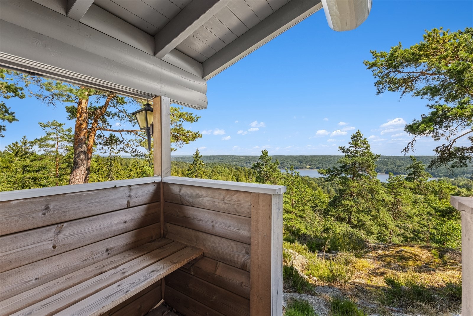Koselig og overbygget terrasse ved uthus/ anneks Galleribilde