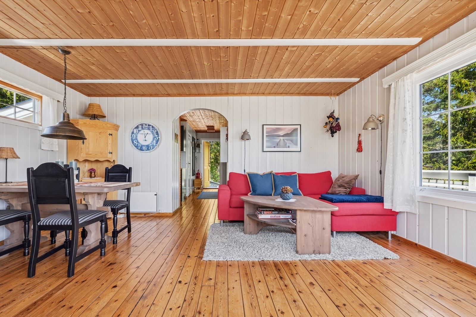 Stue med plass til både sofa og spisegruppe Galleribilde
