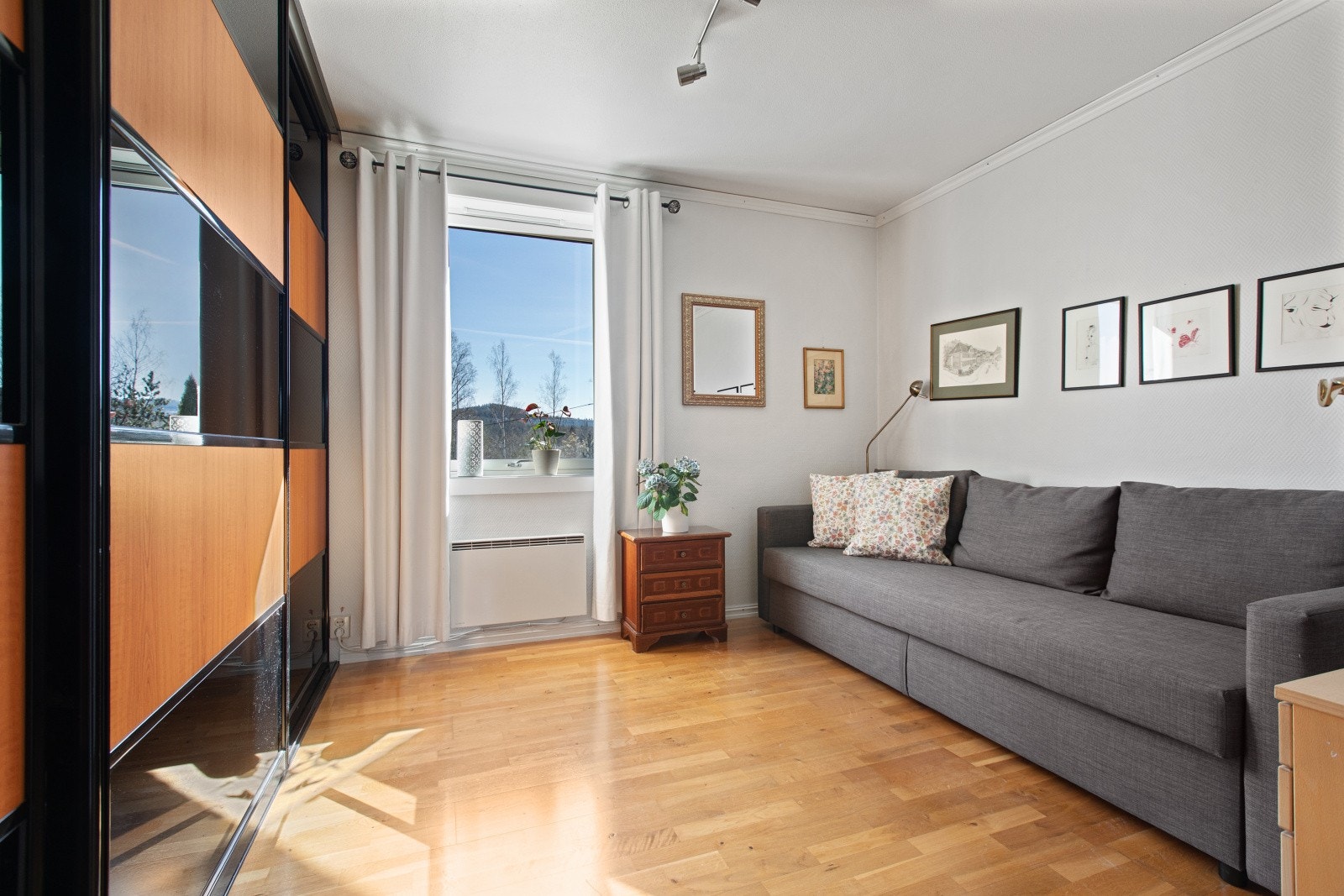 Videre byr leiligheten på tre gode soverom. Galleribilde