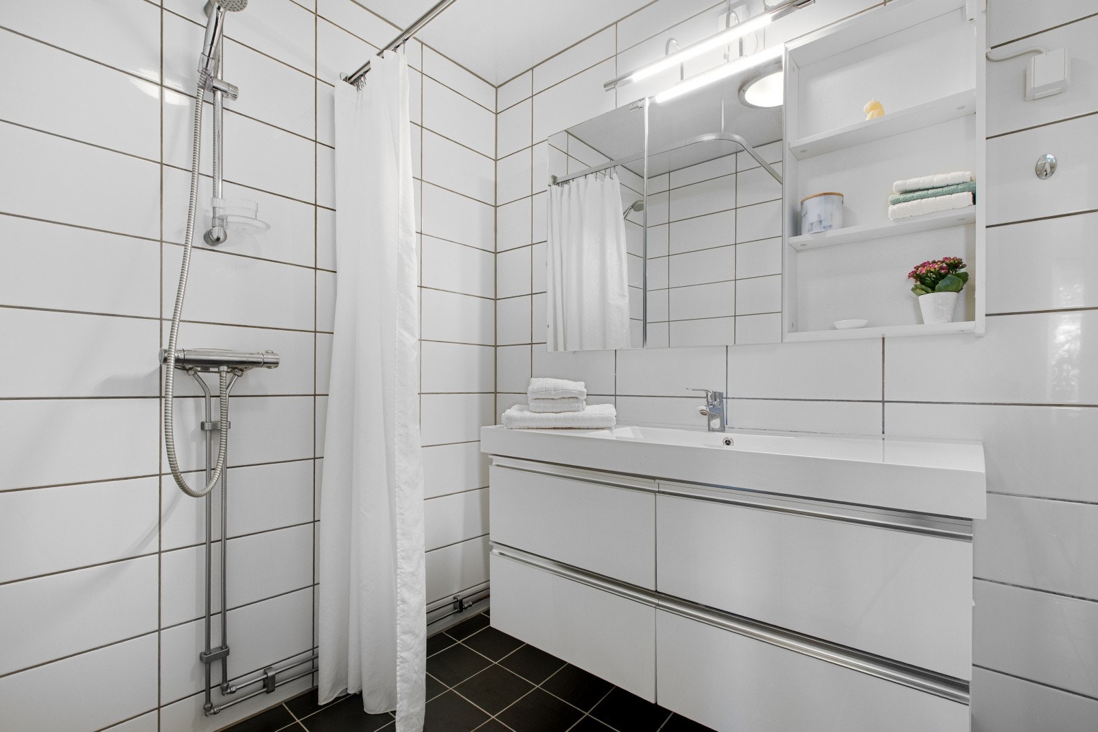 Badet ble pusset opp i 2012 og har fliser på gulv og vegger, samt elektriske varmekabler. Galleribilde