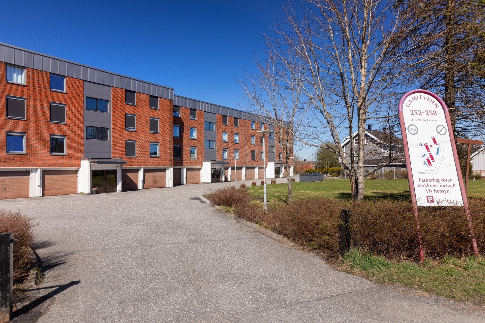 Leiligheten disponerer en egen garasje på 21 m² i underetasjen, klargjort for el-billader, samt en bod. Galleribilde