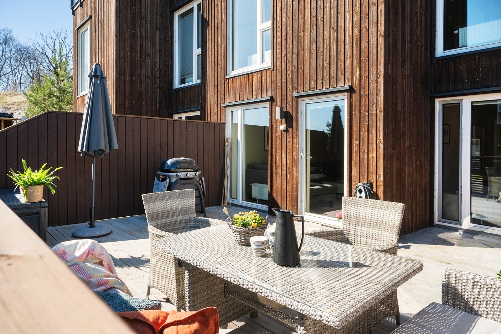 Det er etablert vannkran på terrassen. Det gjør hagearbeid, stell og vedlikehold enklere. Det gir også mulighet for å etablere et utekjøkken. Galleribilde