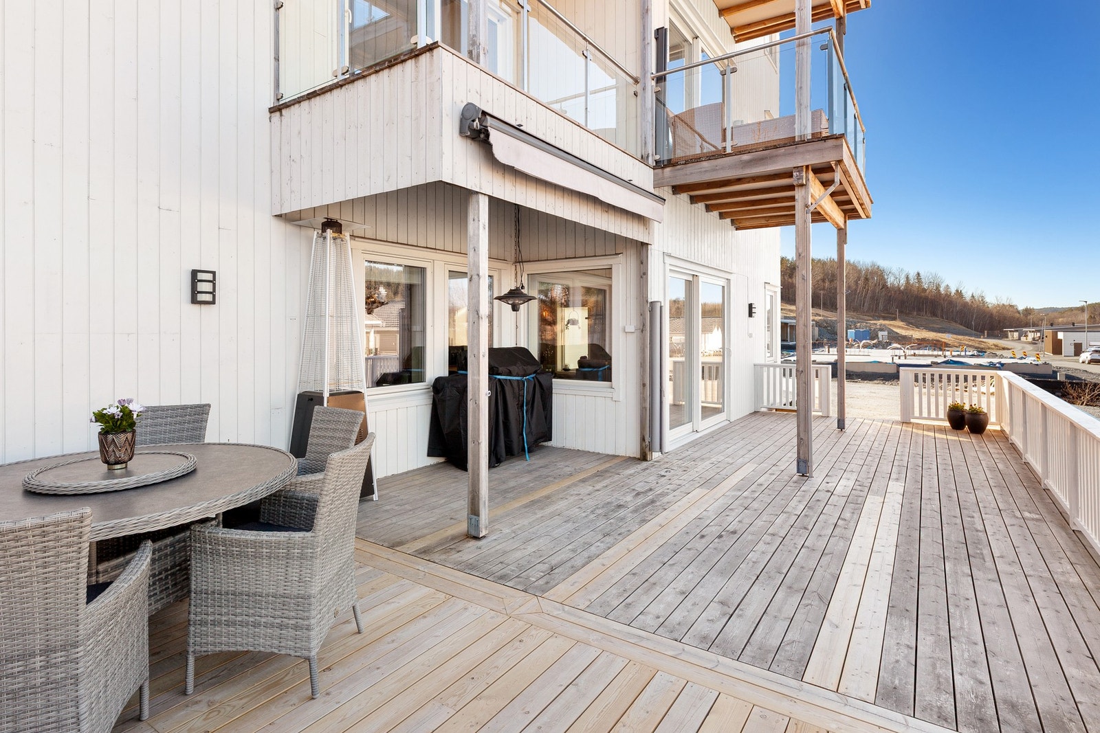 Utgang til stor terrasse fra stua Galleribilde