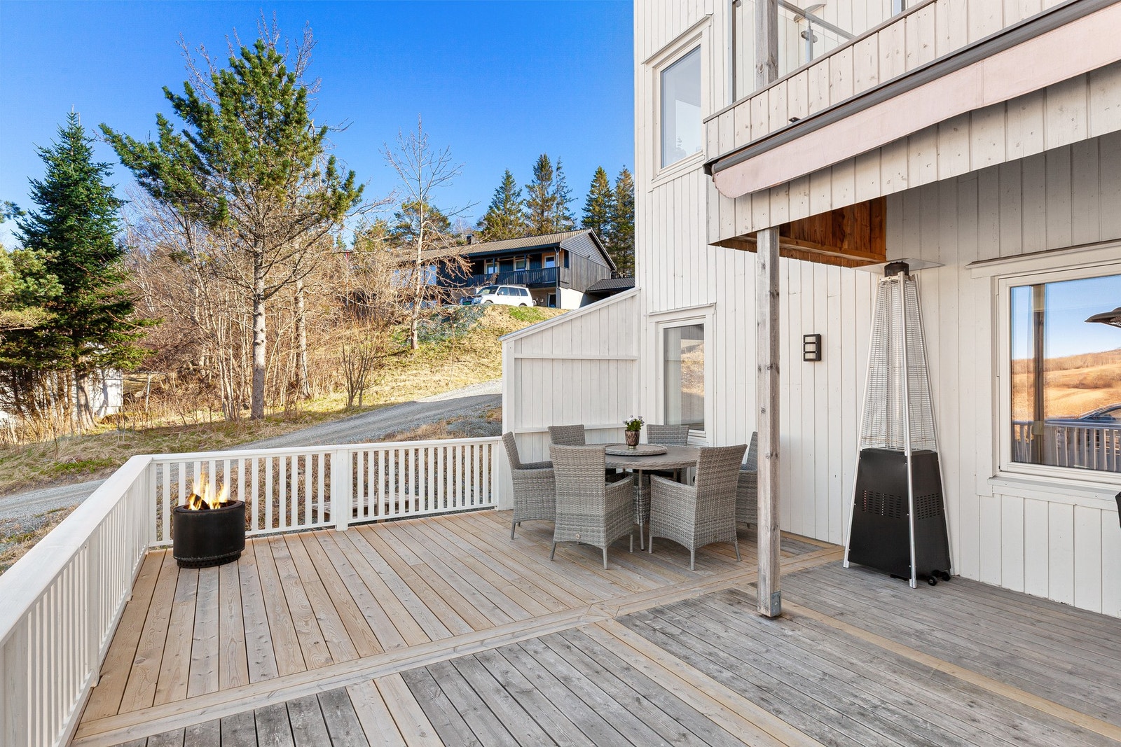 Utgang til stor terrasse fra stua Galleribilde