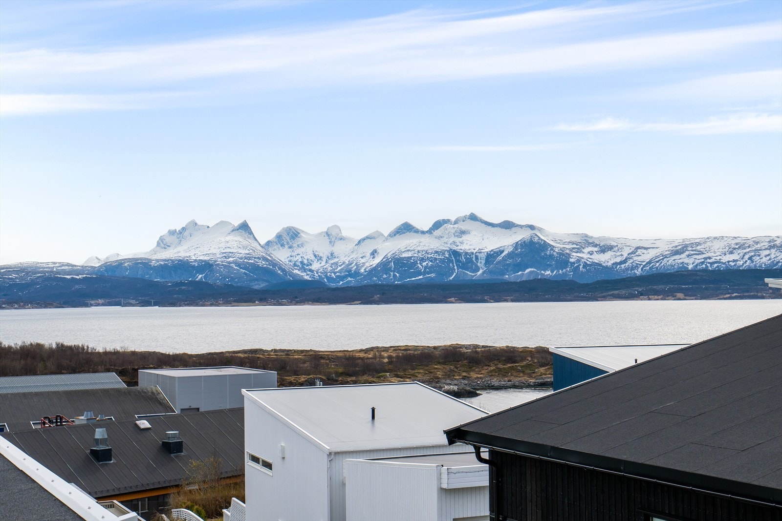 Utsikten går over Saltenfjorden mot Børvasstindan. Galleribilde